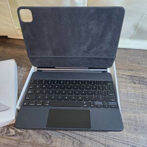 APPLE IPad 11" a2261 Magic Keyboard turn your ipad into a touchscreen laptop bla